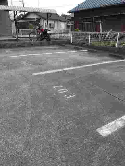ドミール早川の駐車場