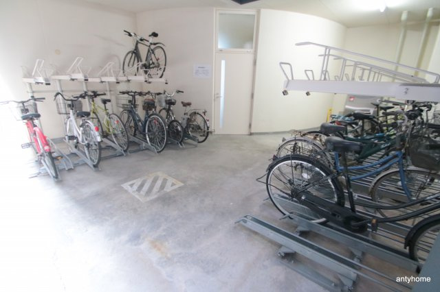 サンレムート江坂2nd　仲介手数料無料の駐車場