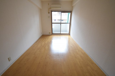 【洋室】 | アーバンコンフォート堀江 | こちらのリビングで趣味の時間をお楽しみください