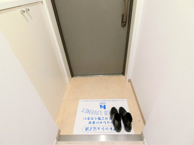 【玄関】 | CITY SPIRE 九条Ⅲ | 収納もある玄関です