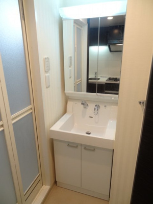 【独立洗面台】 | プロシード梅田西アヴァンセ | 独立洗面台、小物を置くことができて便利です