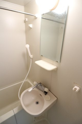 【洗面所】 | ラ・セレナ | 明るい洗面所です