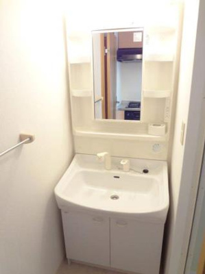 【独立洗面台】 | アーデンタワー靭公園 | 独立洗面台、小物を置くことができて便利です