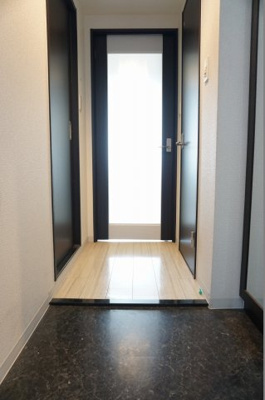 【玄関】 | レオンコンフォート新梅田 | 明るい玄関です