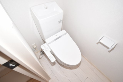 【トイレ】 | アンビエント玉造 | 清潔感のあるトイレです
