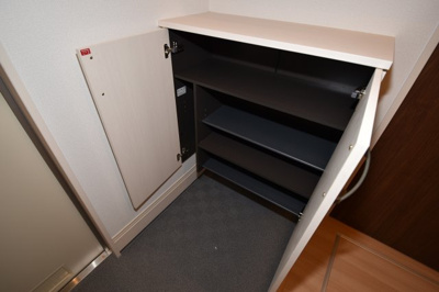 【玄関】 | アンビエント玉造 | 明るい玄関です