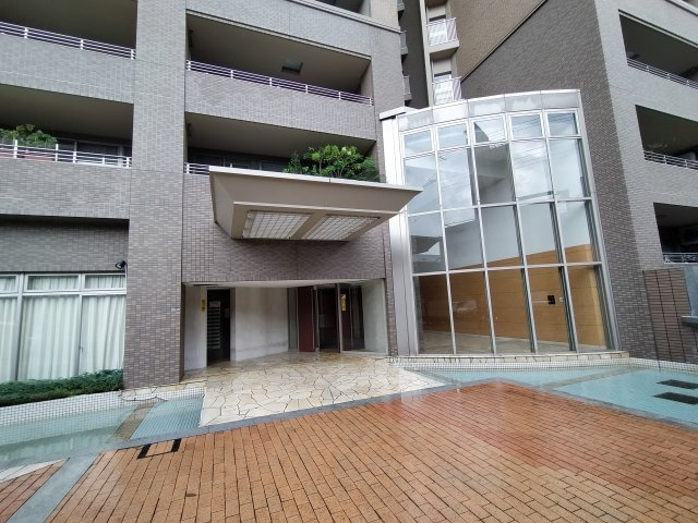 ルネヒューマンズガーデン鶴見のエントランス|オートロック付きでマンションで防犯面も安心ですね♪