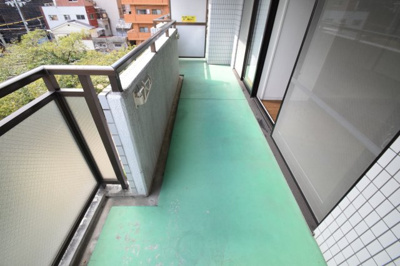 【バルコニー】 | 日宝サンフラッツ東平 | 暖かな日差しのふりそそぐバルコニー