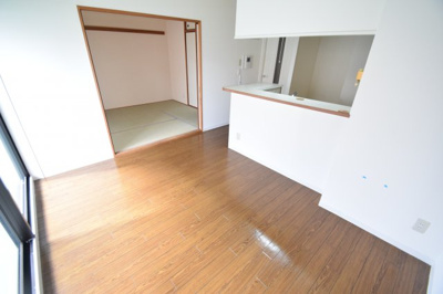 【居間・リビング】 | 日宝サンフラッツ東平 | ゆったり過ごせる居間です