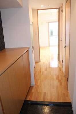 【玄関】 | エコロジー立売堀レジデンス | 収納もある玄関です