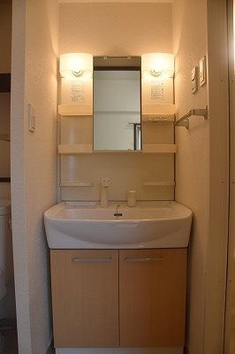 【独立洗面台】 | エコロジー立売堀レジデンス | 朝の支度にも助かる、独立の洗髪洗面化粧台