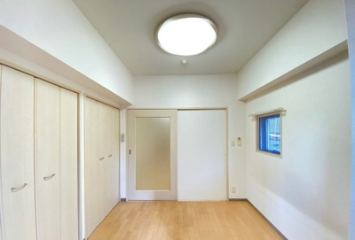 【居間・リビング】 | ニューシティアパートメンツ西天満 | こちらの居間で趣味の時間をお楽しみください