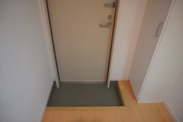 仲介手数料0！！FREYR茶臼前の玄関