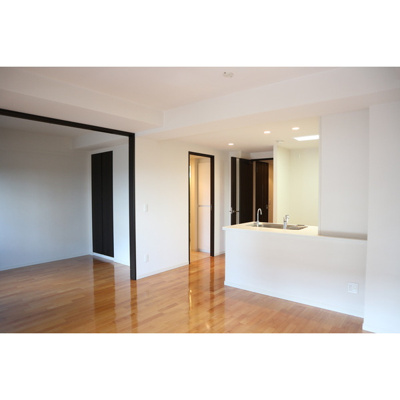 【居間・リビング】 | ローレルコート江坂 | こちらのリビングで趣味の時間をお楽しみください