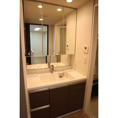 【洗面所】 | ローレルコート江坂 | スペースが確保できる洗面所です
