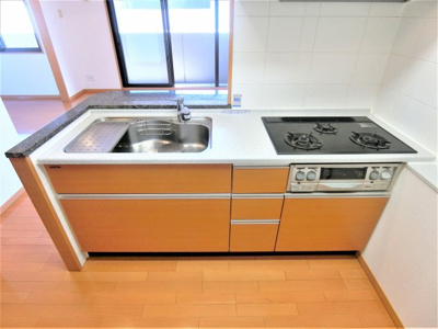 【キッチン】 | リーガル北心斎橋Ⅱ | キッチンはグリル付きの高火力の3口ガスコンロになっています！！