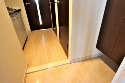 【玄関】 | サムティ梅田インターコア | 収納もある玄関です