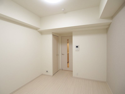 【居間・リビング】 | Live Casa本町 | こちらのリビングで趣味の時間をお楽しみください