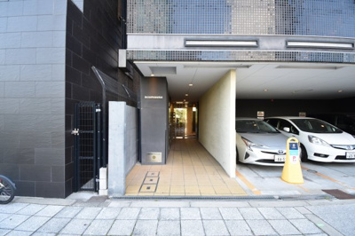 【エントランス】 | b.shade | 建物の内部です