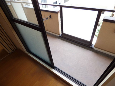 【バルコニー】 | JUNWAマンションⅡ | 外からの目が気にならないバルコニーで洗濯物が干せます