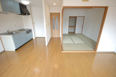 【居間・リビング】 | ラトゥール | こちらの居間で趣味の時間をお楽しみください