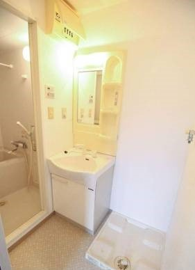 【洗面所】 | ヴォルベール中崎 | 明るい洗面所です