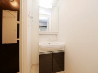 【独立洗面台】 | セオリー大阪リバークロス | 独立洗面台、朝の身支度には欠かせません