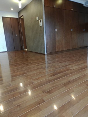 【居間・リビング】 | パークヴィレッジ南堀江 | こちらのリビングで趣味の時間をお楽しみください