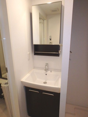 【洗面所】 | レジェンド―ル心斎橋EAST | スペースが確保できる洗面所です