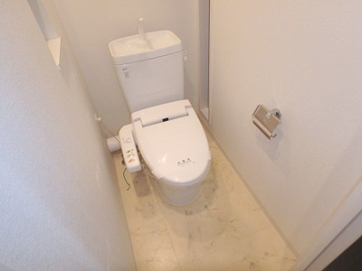 【トイレ】 | レジェンド―ル心斎橋EAST | ゆったりとした空間のトイレです