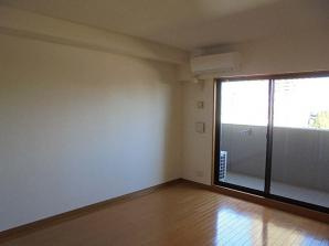 【居間・リビング】 | リーガル弁天町Ⅱ | 南向きになっているので陽当たりがいいですね！！