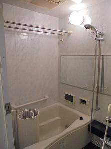 【浴室】 | リーガル弁天町Ⅱ | お風呂は真っ白で大きな鏡がついていますね！！