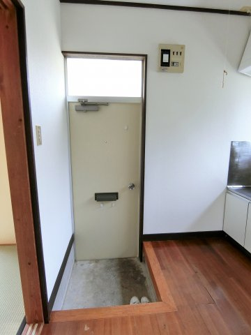 ハイツ小竹D棟の玄関