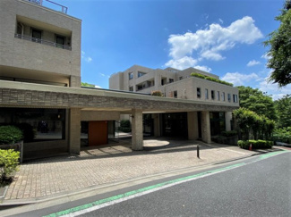 【外観】 | 野村不動産旧分譲のプラウドシリーズ。成城学園前駅と祖師ヶ谷大蔵駅とそれぞれ徒歩１０分圏内のアクセスです。