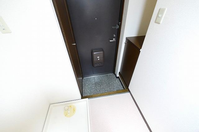 グランシャリオ（法華寺町）の玄関|下駄箱がダブルであるので心強いですね