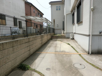 【駐車場】 | 鴻巣市滝馬室《中古戸建住宅》 | 車種によりますが、駐車2台可です。