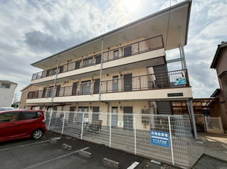 【外観】 | 南武線「久地」駅まで徒歩5分！通勤・通学はもちろん、買い物やお出かけにも便利な立地の3階建てマンションです☆