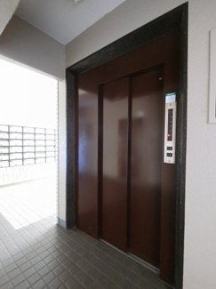 【その他共用部分】 | お買い物時やベビーカーの出し入れに便利なエレベーター付です。