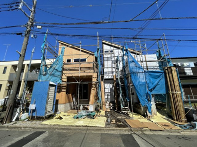 【外観】 | 早くも残り１区画！　湘南台１丁目新築戸建　全２区画　仲介手数料不要 | 向かって左で建築中です。