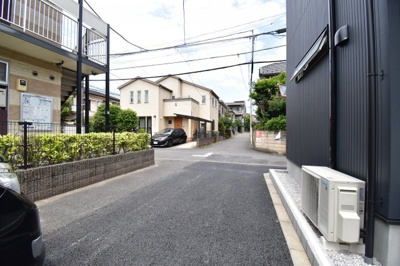 【前面道路含む現地写真】 | 小金井市梶野町第2期　1号棟 | 前面道路は閑静な住宅地の通りとなるため、車通りは多くありません。 安心して車庫入れ可能。