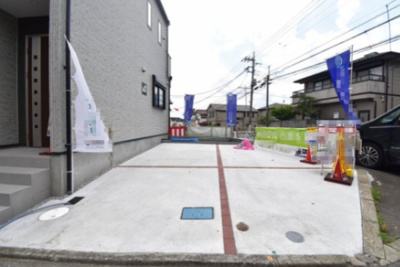 【駐車場】 | 三鷹市中原20-1期　1号棟 | 玄関横の駐車スペースは買い物帰りで荷物が多くても楽ですね。前面道路も広いので車庫入れもしやすいです。