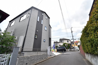 【前面道路含む現地写真】 | 三鷹市中原20-1期　1号棟 | 前面道路公道７.5メートルあります。運転が苦手な奥様でも楽々駐車可能です。