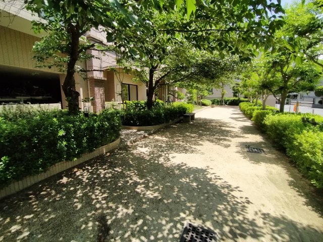 藤和関目ホームズのその他共用部分|マンション敷地内には、ベンチのあるちょっとした広場があり、小さなお子様を安心して遊ばす事ができますね♪