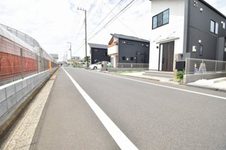 【前面道路含む現地写真】 | JR中央線「三鷹」駅まで徒歩25分でもアクセス可能です。バス利用の方はバス停まで徒歩4分です。
