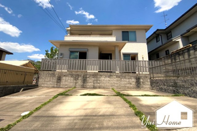 【外観】 | 宇治市明星町２丁目　中古戸建 | 駐車3台が横列で駐車可能です(＾◇＾)前道は12ｍ（歩道3ｍ）あり運転が苦手な方でも駐車ラクラク安心です！