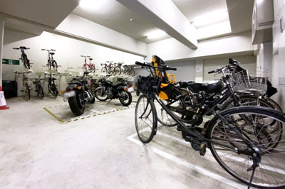 【その他共用部分】 | グランフォルム清水別邸 | 【駐輪場】屋内にある自転車置場で雨の日でも安心です。※駐車場等の空き状況は都度要確認