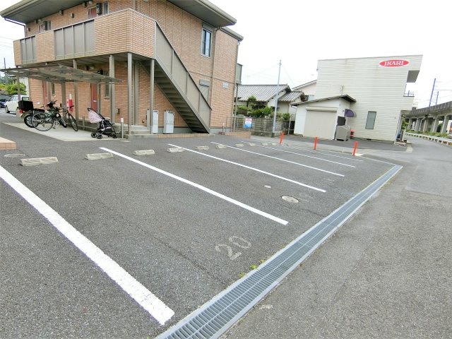 カシオペアWESTの駐車場