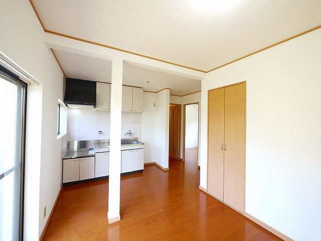 メゾン上杉の内装|こちらの居間で趣味の時間をお楽しみください