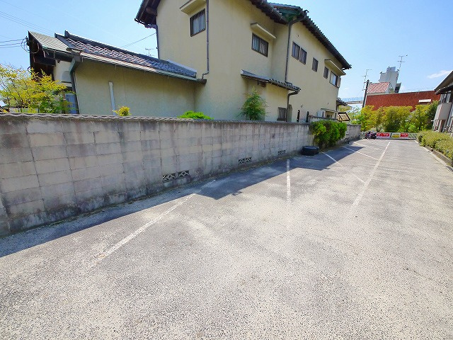 メゾン上杉の駐車場|駐車場があります