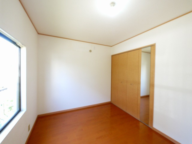 メゾン上杉の寝室|落ち着いた色調の寝室です